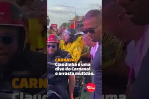 Claudia Leitte inova e chega de mototaxi no seu bloco no Carnaval de Salvador 2023